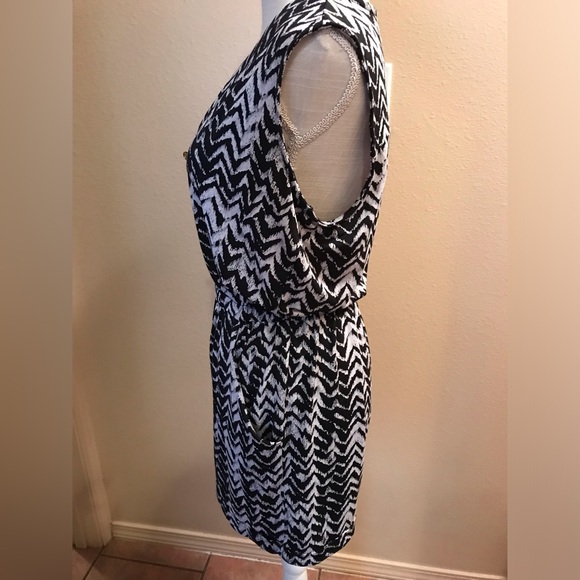 Chevron black & white elastic waist romper gold buttons sleeveless stretchy - Picture 4 of 7